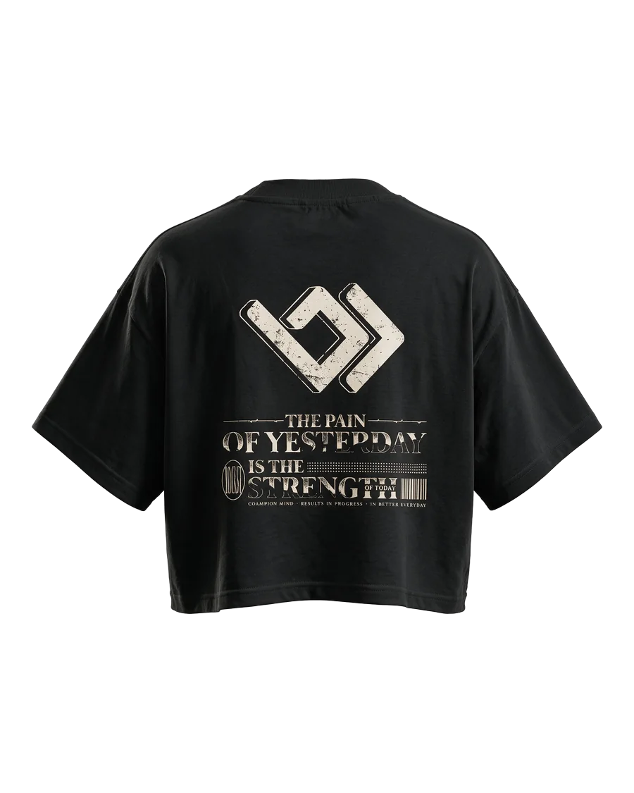 Cropped Oversized visto de costas, com a estampa grande do símbolo e a frase THE PAIN OF YESTERDAY IS THE STRENGTH OF TODAY